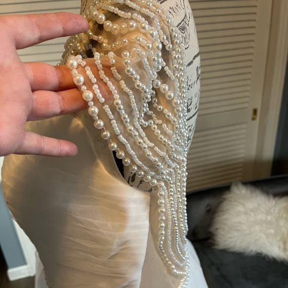 Gorgeous NIP Beaded Wedding Dress with Tulle Overlay skirt, Size 20W - Picture 3 of 7